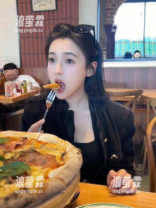 想知道明星的秘密吗？赶快下载吃瓜黑料网网站，黑料全在这里哦！